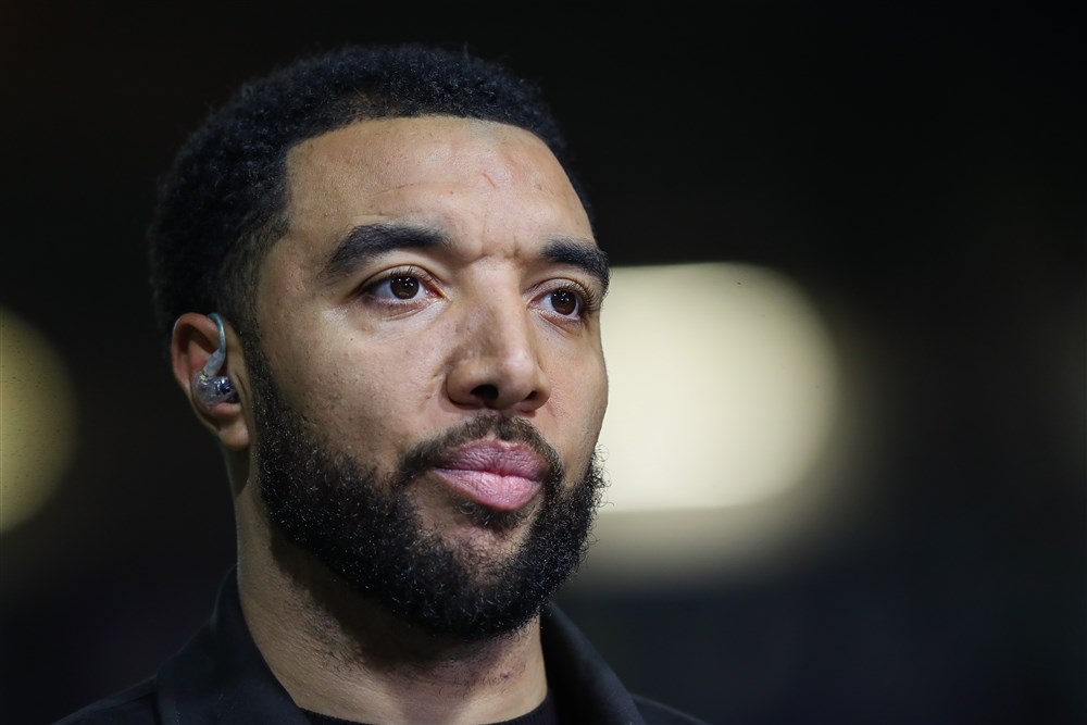 Deeney gaat door het stof en vraagt oud-internationals om hulp