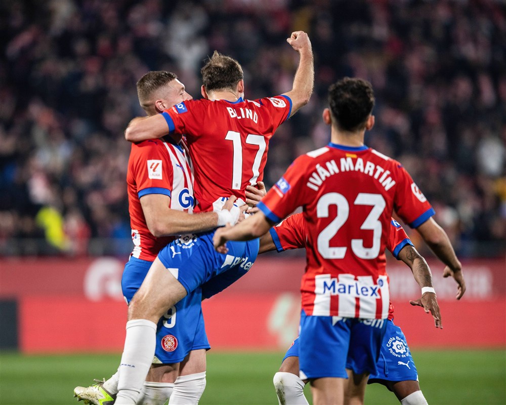 Blind scoort wéér voor ijzersterk Girona, Douvikas-show in Mestalla
