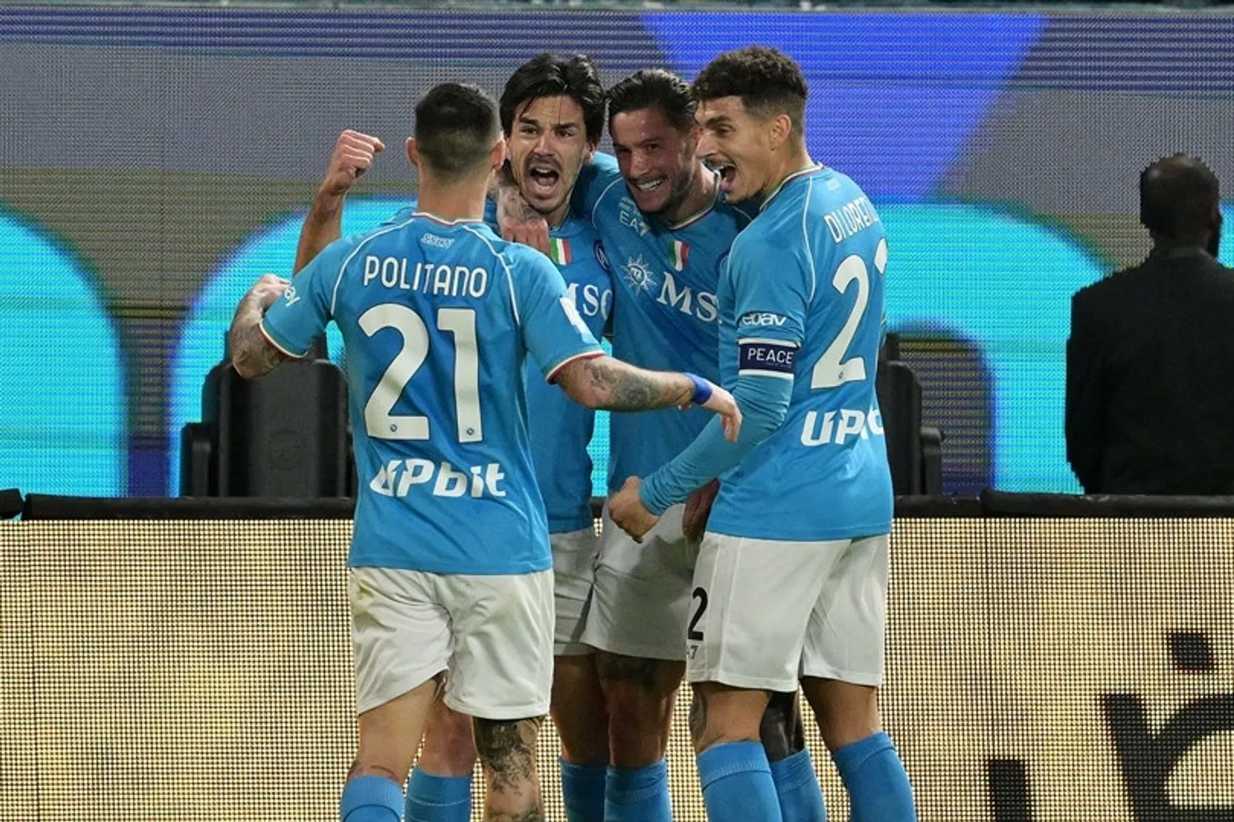 Napoli houdt zicht op eerste prijs sinds historische landstitel