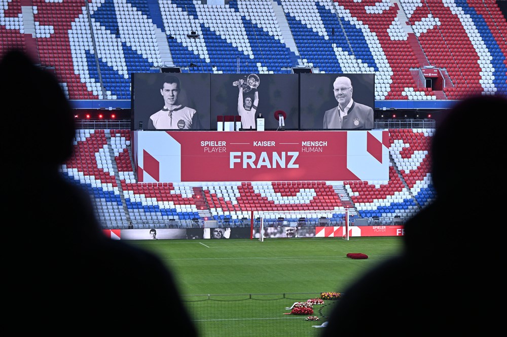 Tienduizenden fans wonen in Bayern-stadion afscheid Beckenbauer bij