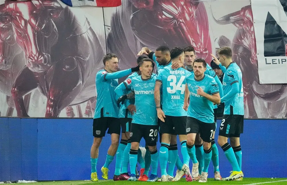Leverkusen verliest Frimpong maar wint topper in blessuretijd