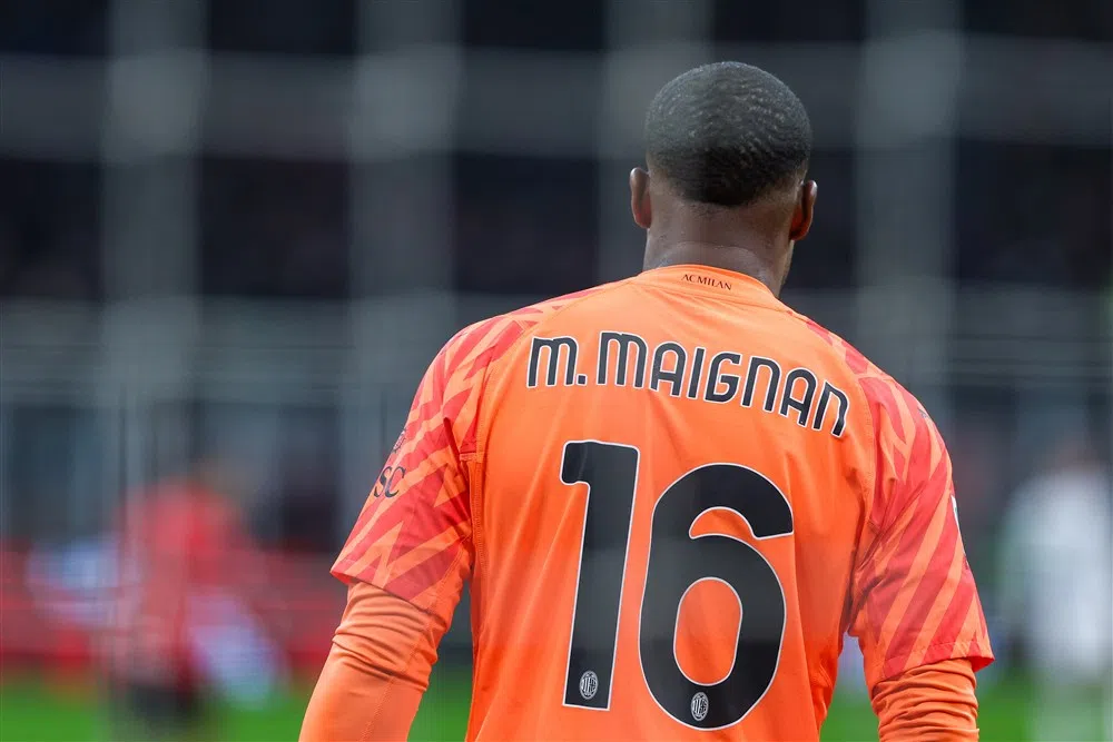 Milan wint door racisme ontsierd competitieduel in blessuretijd