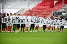 Thumbnail for article: Antwerp-selectie steunt Overmars met spandoek: 'Dit tekent onze club'