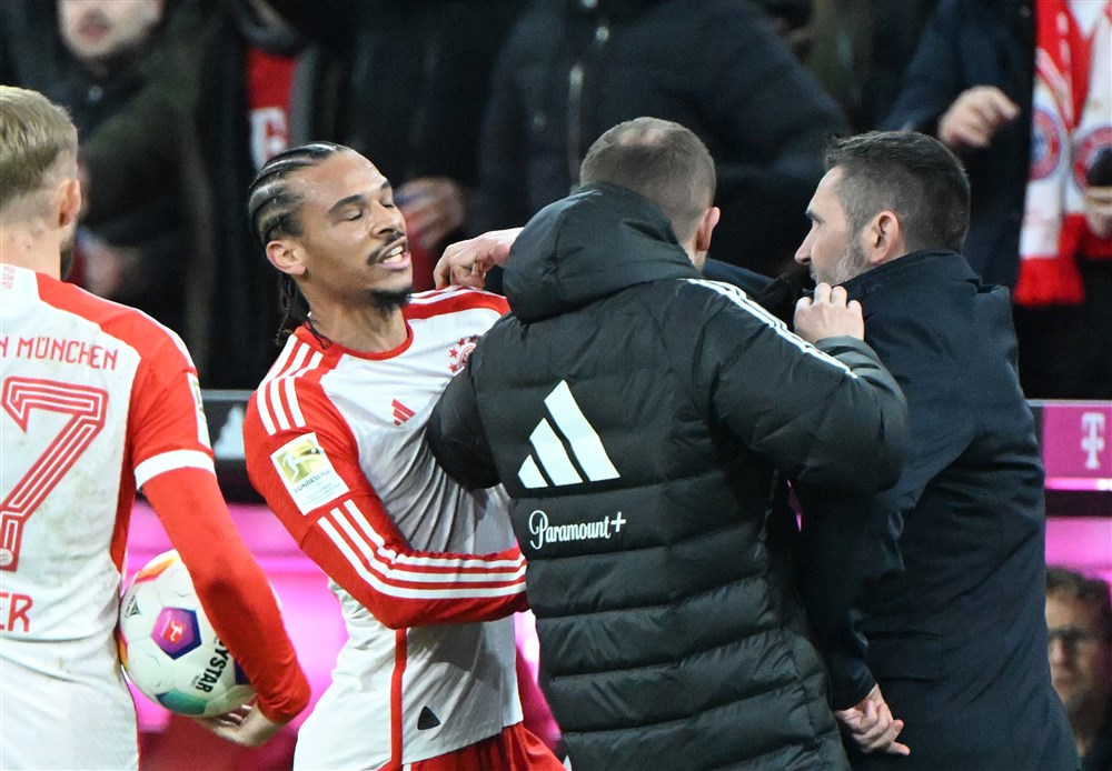 De beelden: coach Union Berlin maakt zichzelf belachelijk