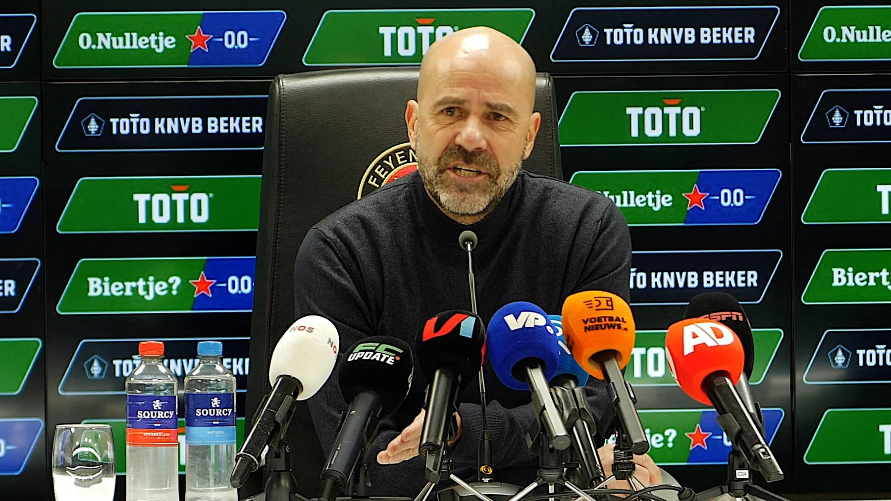 Peter Bosz furieus en in discussie met pers na niet gegeven strafschop