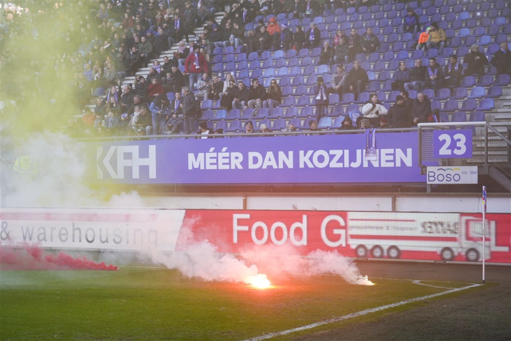 Gestaakt: wéér vuurwerk bij duel tussen Heerenveen en AZ