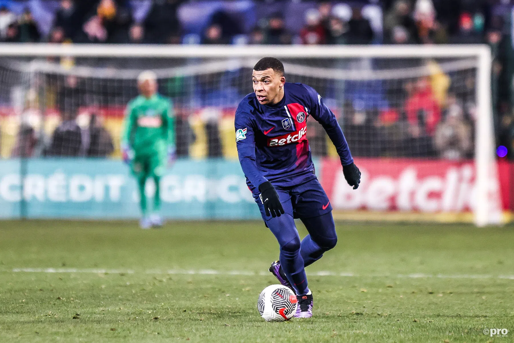 Mbappé maakt voltreffers op en buiten het veld