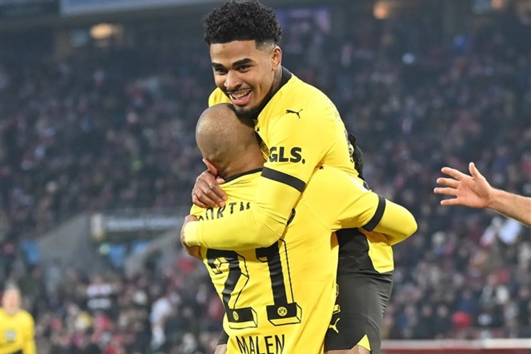 Maatsen in de schijnwerpers met heerlijke tackle tijdens zege Dortmund