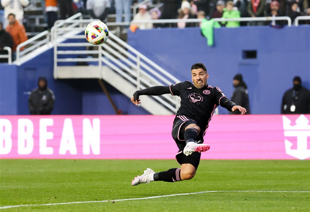 Suárez maakt in spektakelstuk eerste goal voor Inter Miami