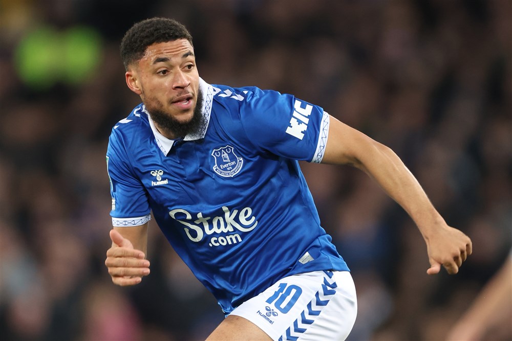 Everton frustreert geïnteresseerde clubs in strijd om Danjuma