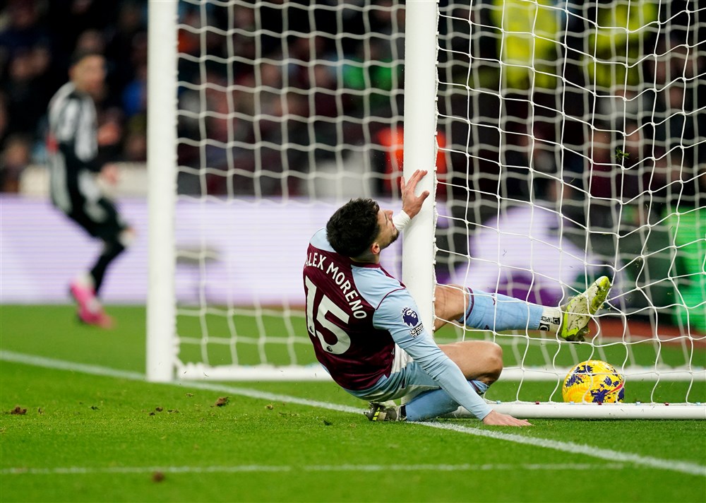 Pijnlijke avond voor Aston Villa is extra pijnlijk voor verdediger Moreno