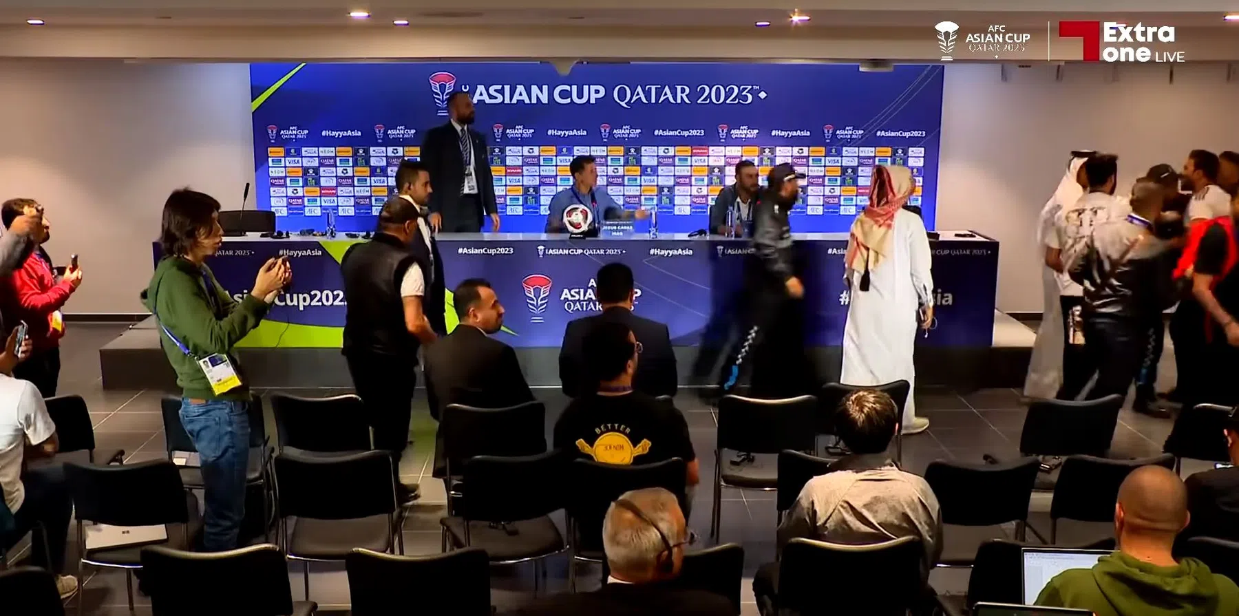Chaos bij Azië Cup: journalisten proberen bondscoach Irak aan te vallen