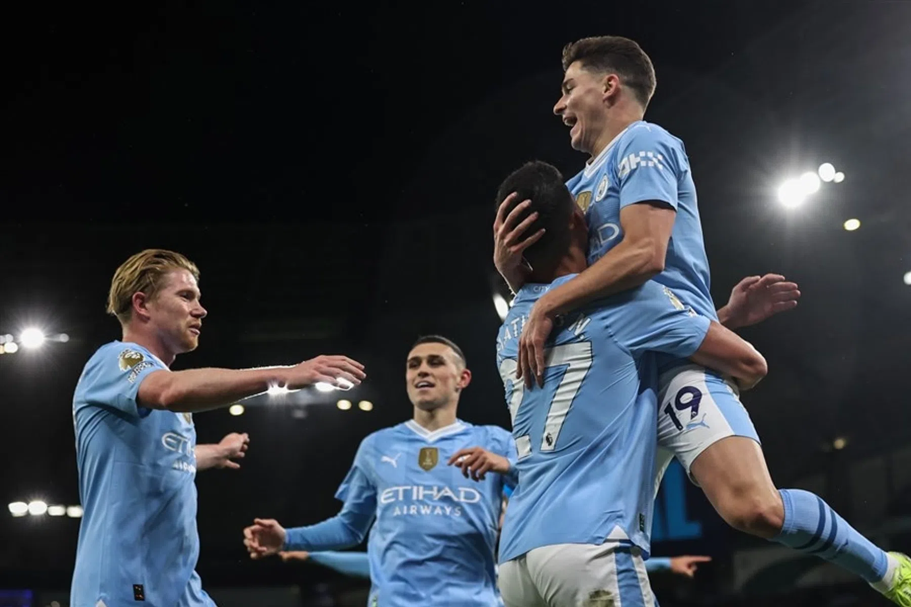 Haaland ziet Álvarez uitblinken bij rentree, Spurs overleeft ketsers Udogie