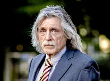 Thumbnail for article: Johan Derksen (75): 'Kan nog jaren uit mijn nek lullen aan zo'n tafeltje'