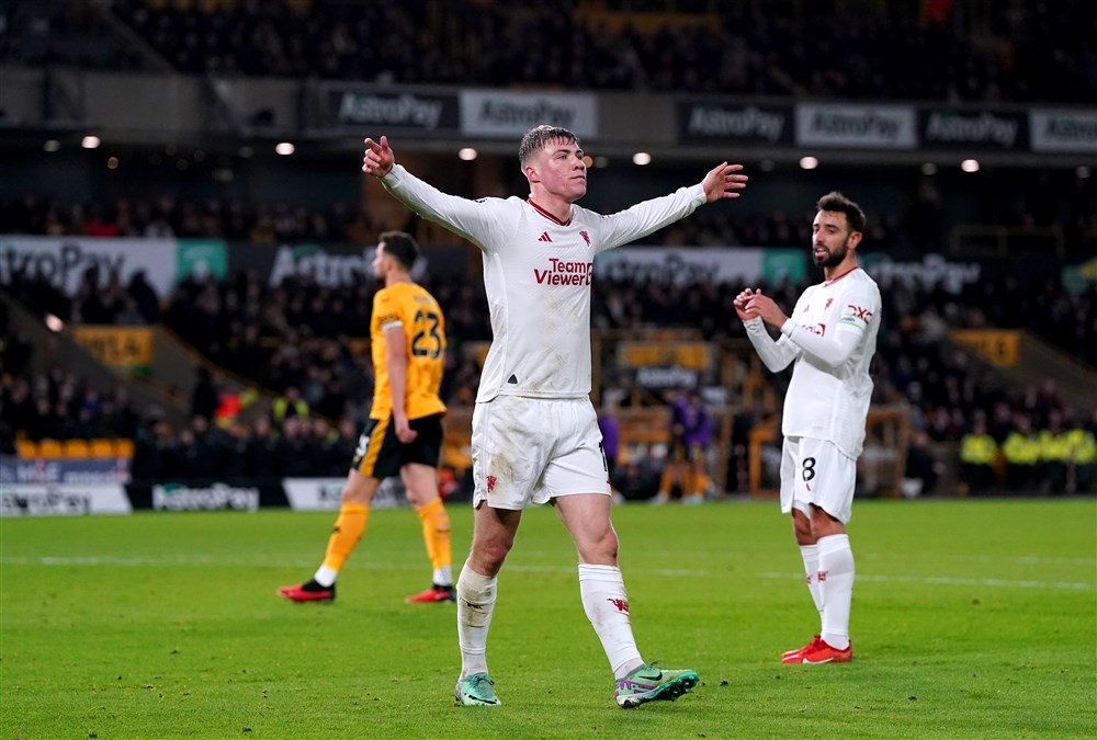 Man Utd heeft na ijzersterke helft alsnog knotsgekke slotfase nodig voor zege
