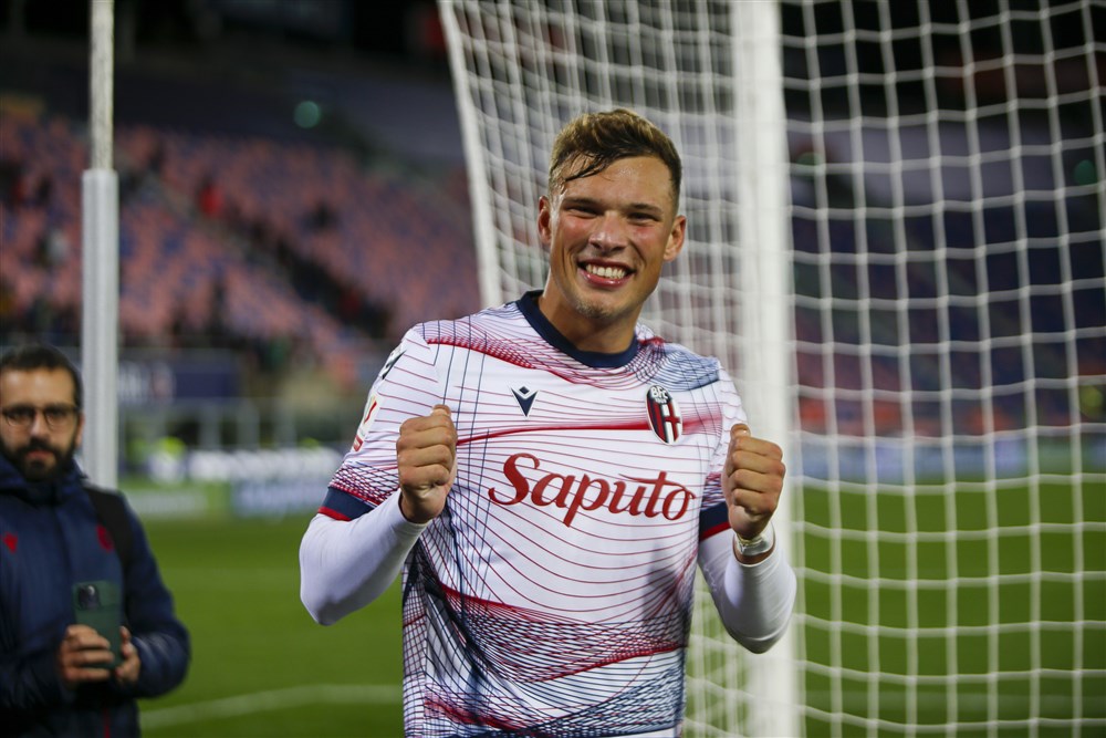 Sydney van Hooijdonk treedt in voetsporen vader en tekent in Engeland