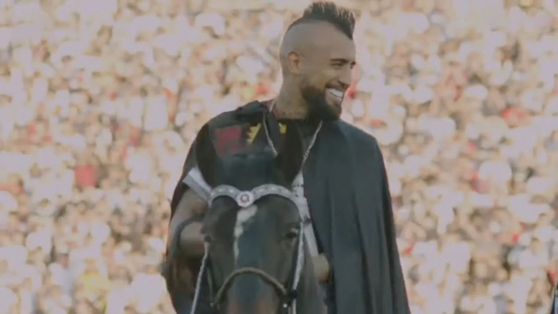 Dat is nog eens een onthaal: Vidal (36) rijdt rond op paard voor uitzinnige fans