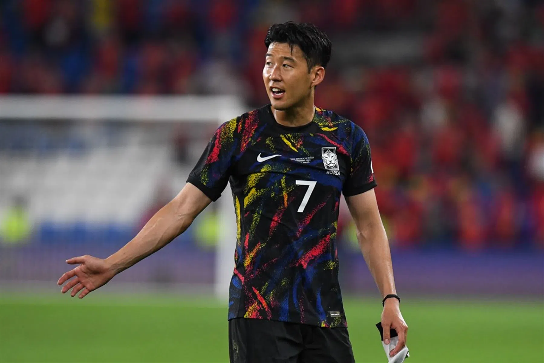 Son neemt Zuid-Korea aan de hand richting de halve finale