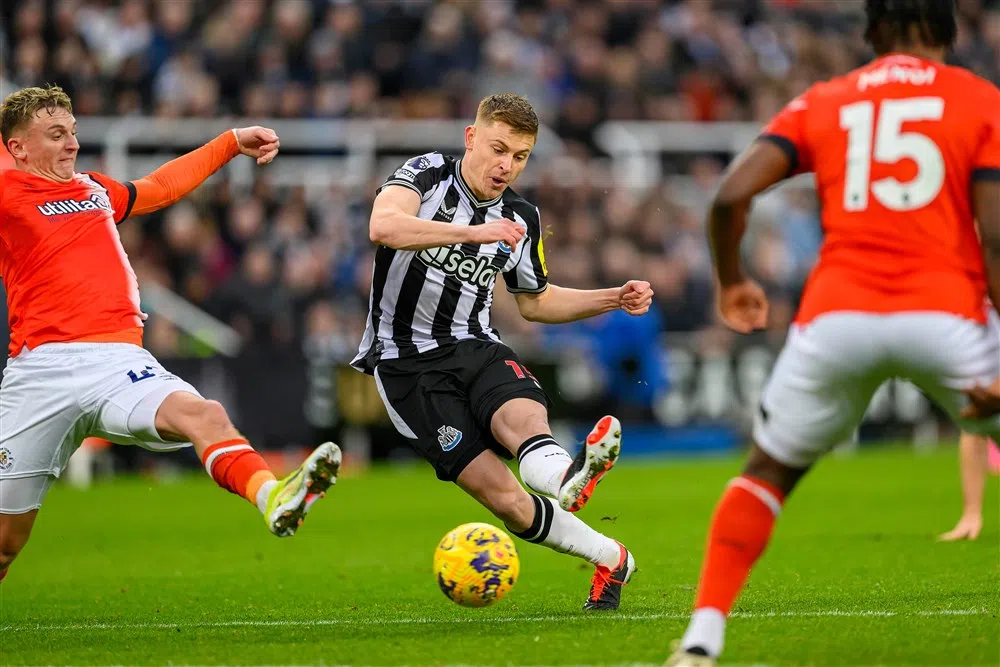 Waanzinnig spektakelstuk in Newcastle, Brighton wint ruim