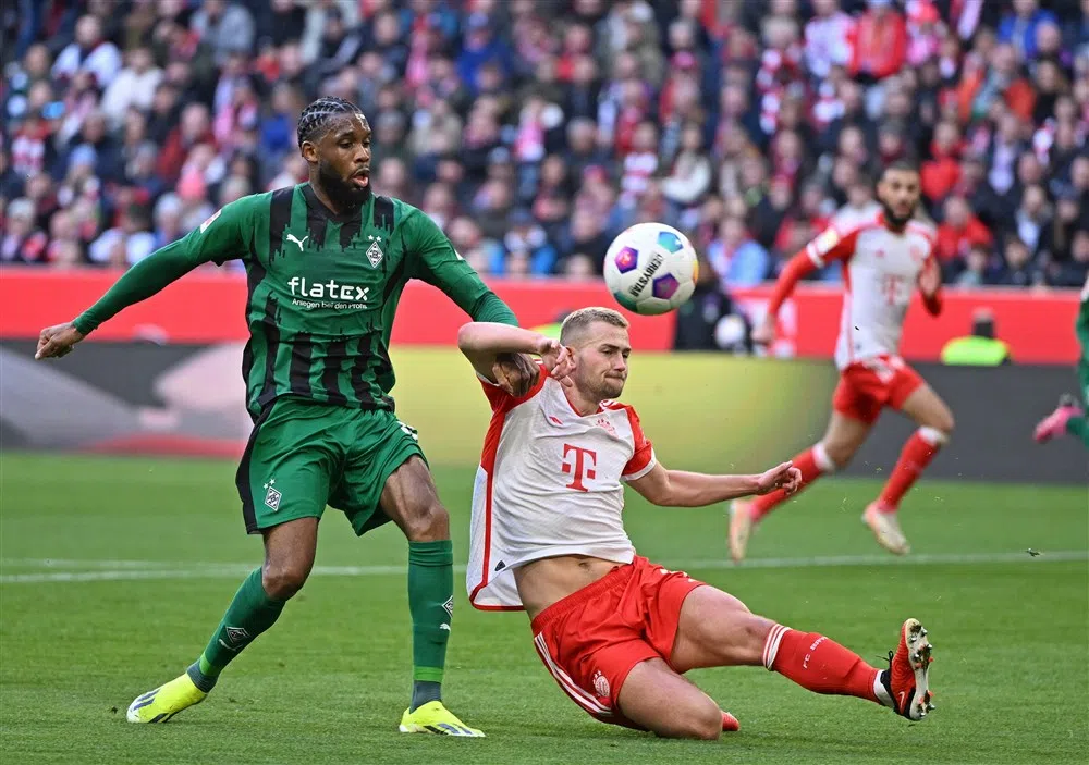 Bayern blijft dankzij goals Kane en De Ligt in spoor van Leverkusen
