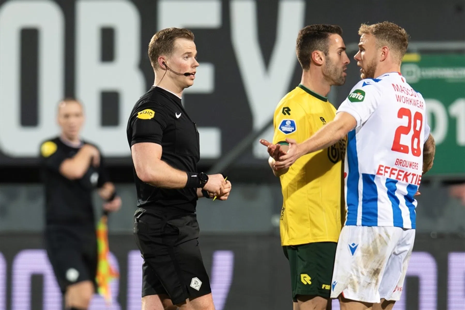 Heerenveen boos op arbitrage: 'Dit is toch geen penalty?'