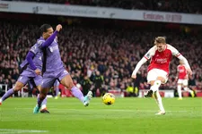 Thumbnail for article: Arsenal haakt aan in titelstrijd na zege op Liverpool in topper vol blunders