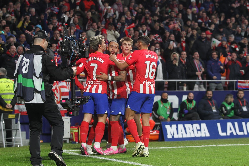 Assist van Memphis helpt Atlético heel laat langszij in de derby