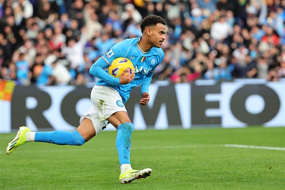 Invaller Ngonge helpt Napoli op weg tegen laagvlieger Hellas Verona