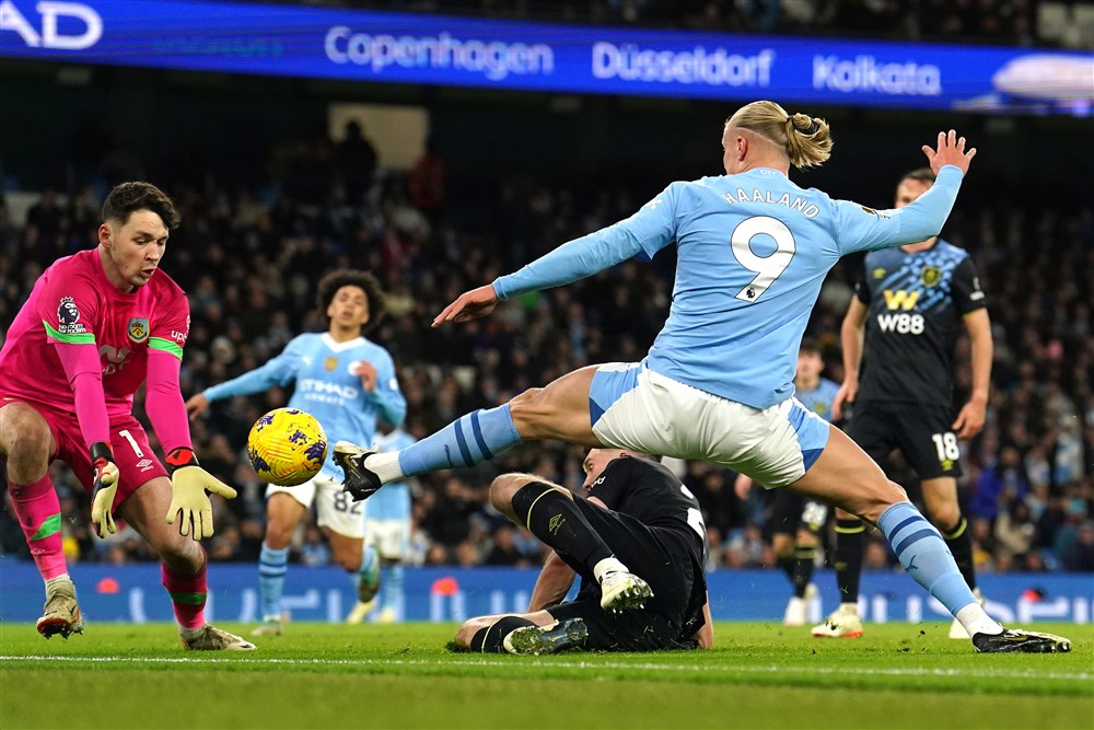 Hij kan eindelijk los: City met fitte Haaland op jacht naar Liverpool