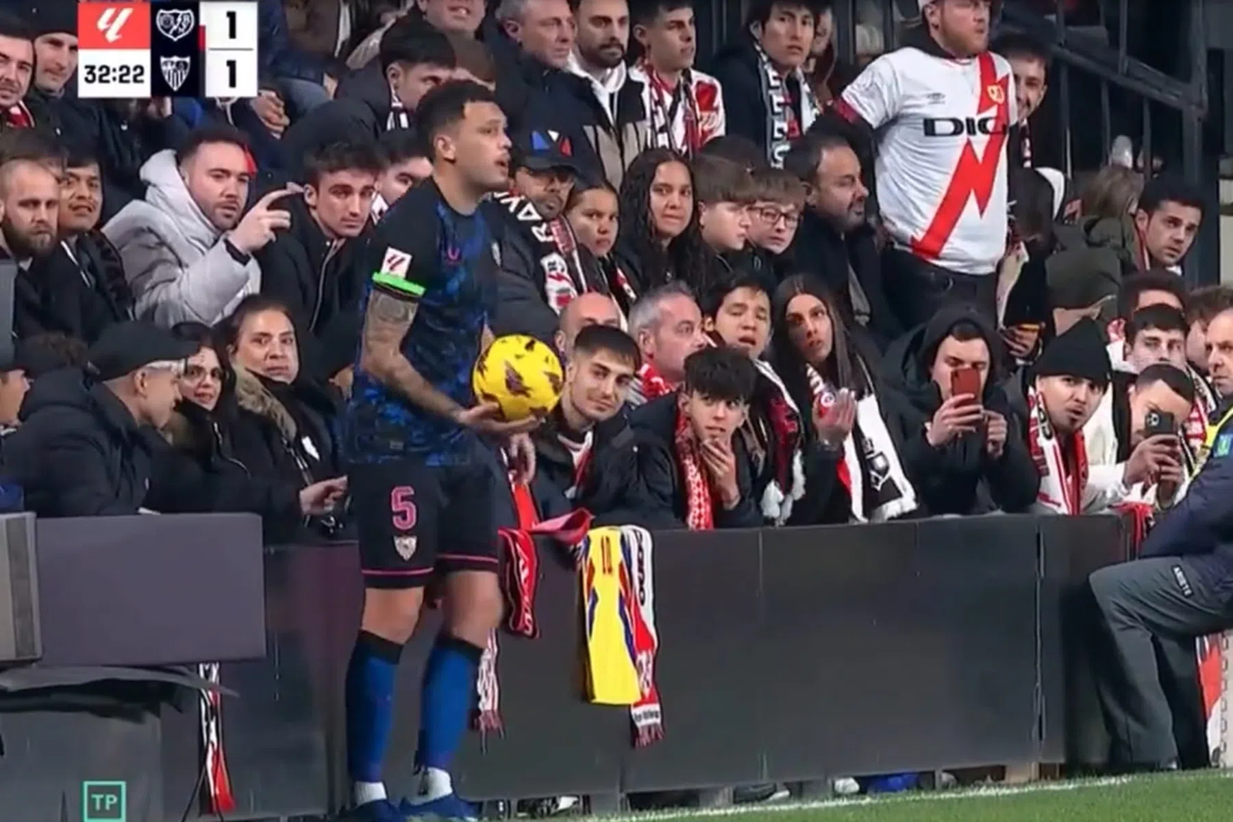Fan prikt Ocampos tegen zijn kont: 'Als dit in het vrouwenvoetbal gebeurt...'