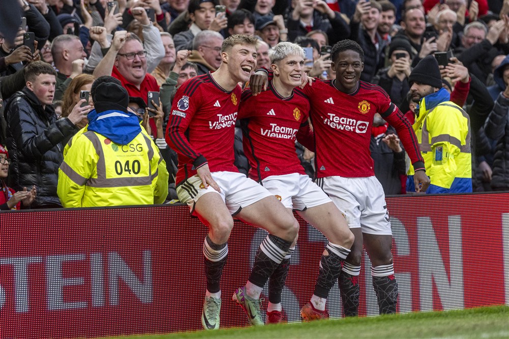 Ten Hag enthousiast over toptalenten: 'United heeft een mooie toekomst'