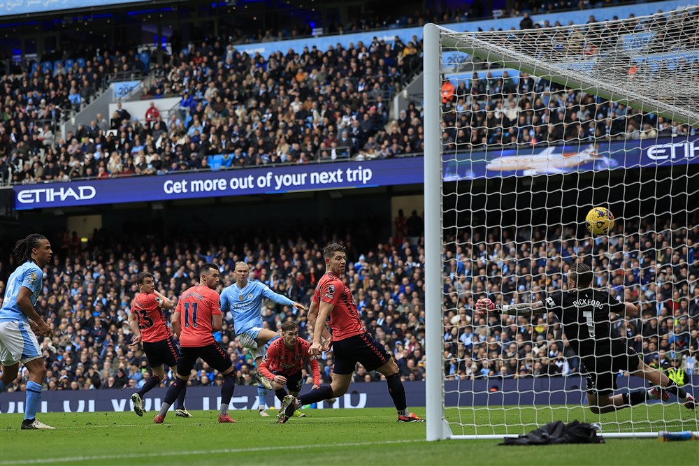 Haaland goud waard voor Man City met eerste goals sinds rentree
