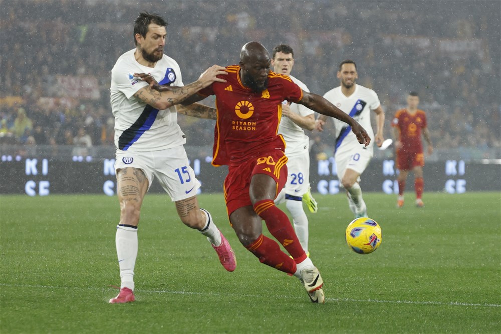 Roma krijgt richting duel met Feyenoord tik van Inter in spektakelstuk