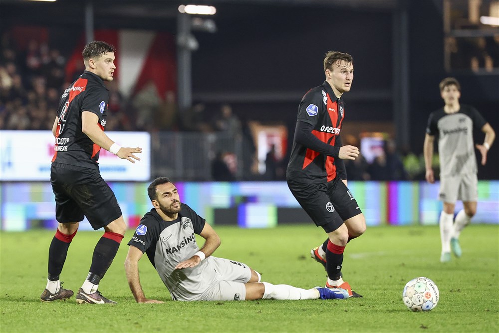 Dolend AZ stelt opnieuw teleur en geeft Ajax de kans om te passeren