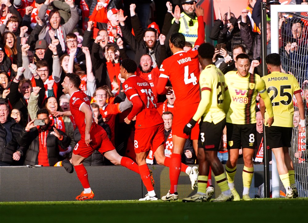 Liverpool op halve kracht terug aan kop, grote glimlach bij Van de Ven 