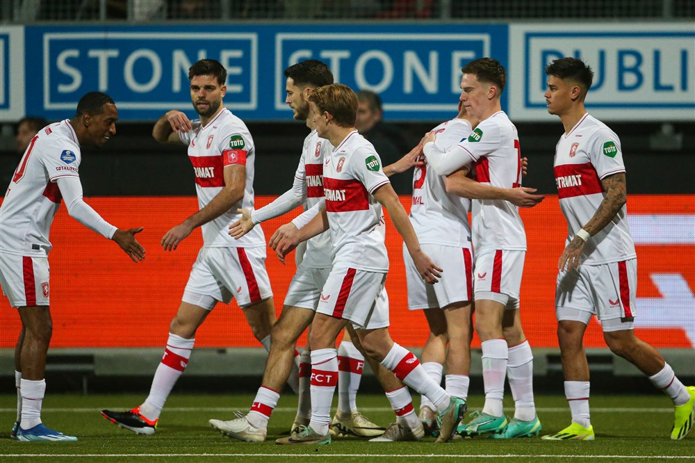 Twente heeft aan dertien minuten genoeg en legt druk bij AZ en Ajax