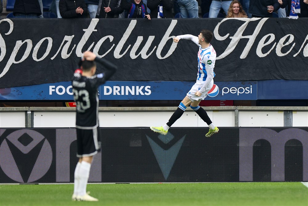 Ajax lijdt peperdure nederlaag in Heerenveen na veelbesproken slot