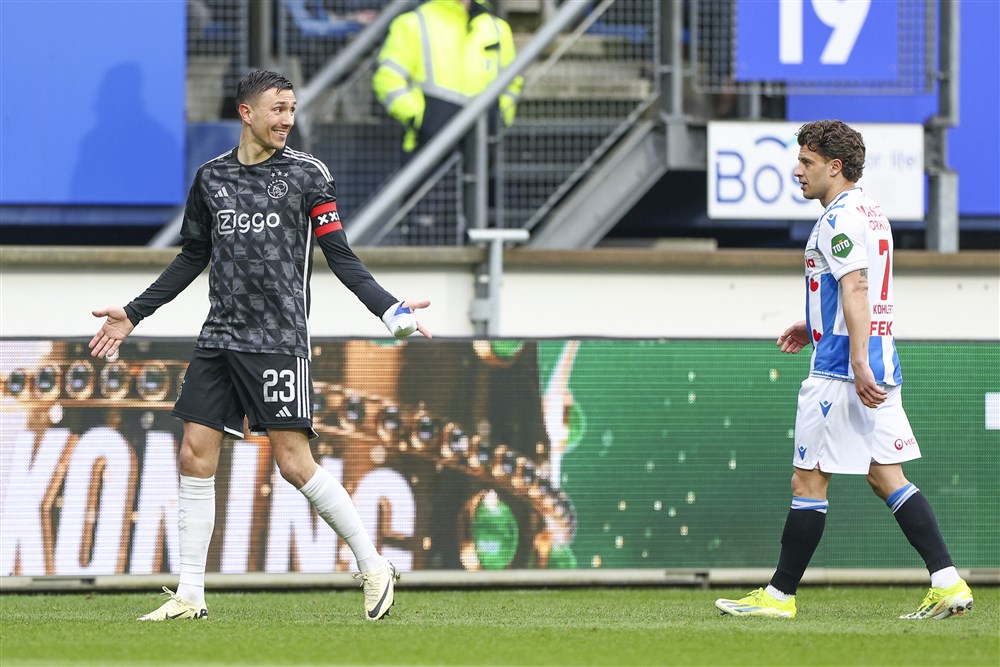 Berghuis vindt dat Ajax vooral in de spiegel moet kijken