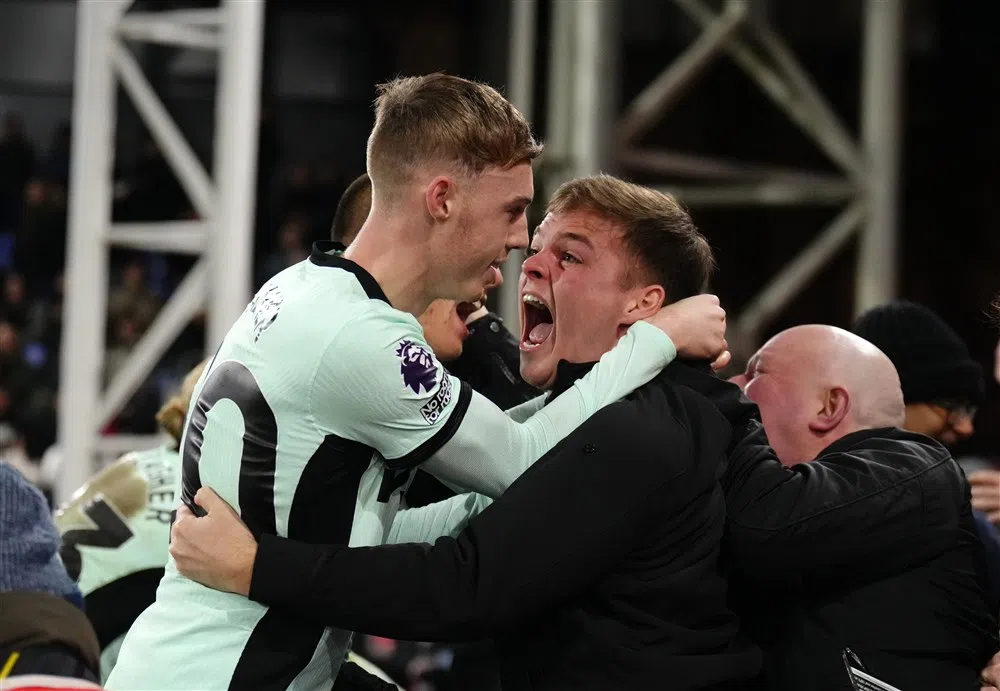 Chelsea schrijft Premier League-geschiedenis met late derbyzege