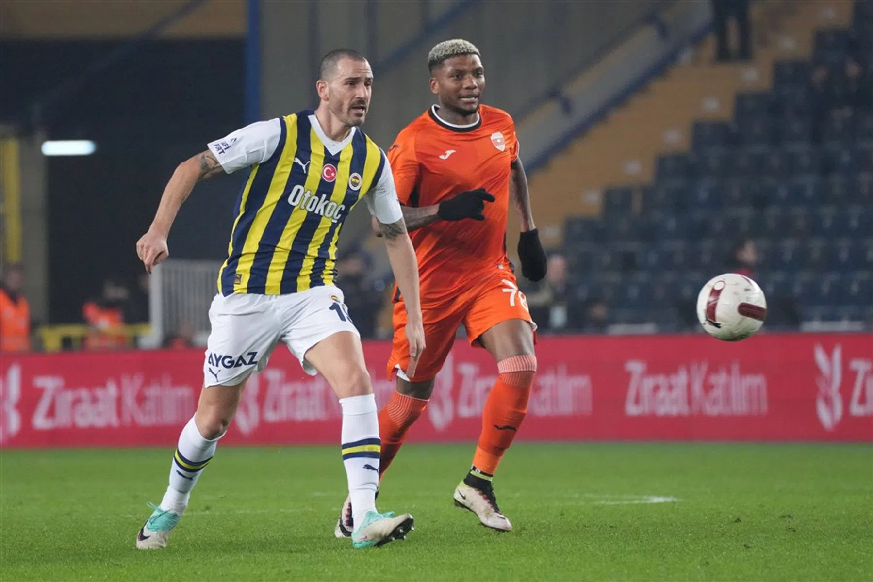 Emoties lopen hoog op bij Fenerbahçe: Bonucci gaat trainer te lijf in de rust