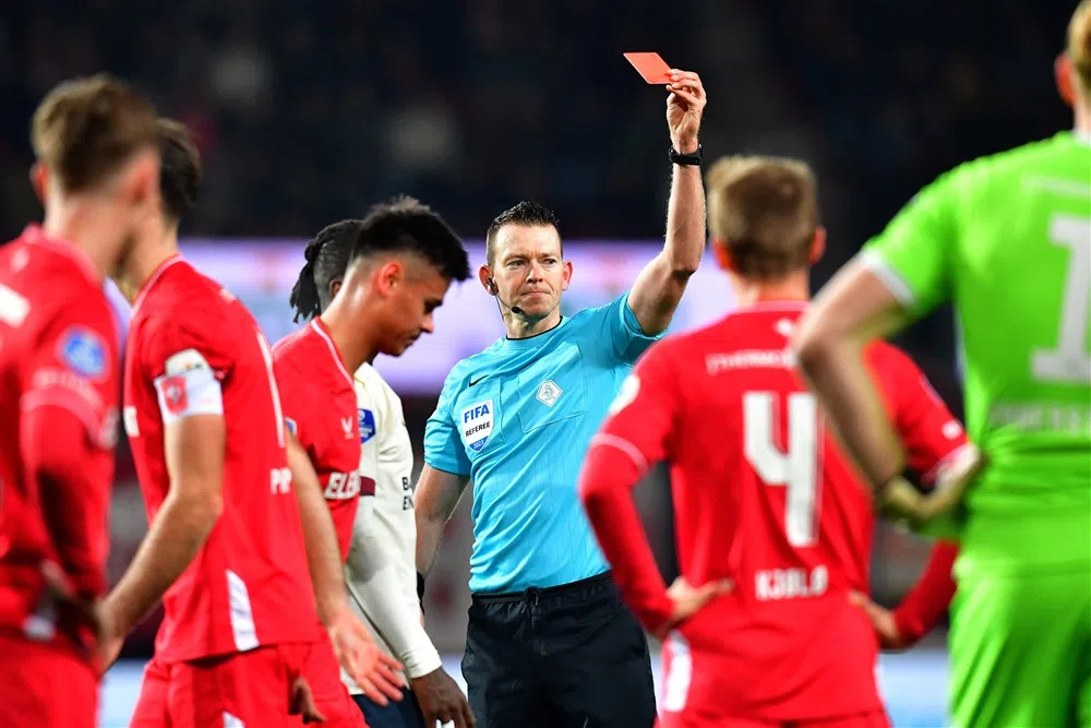 Straffeloos klagen op de arbitrage: Eredivisie kent minste kaarten in Europa