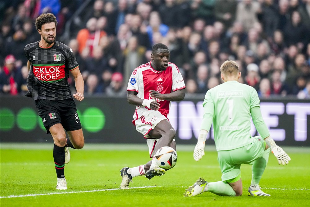 Flets Ajax dieper in de put na late goal NEC