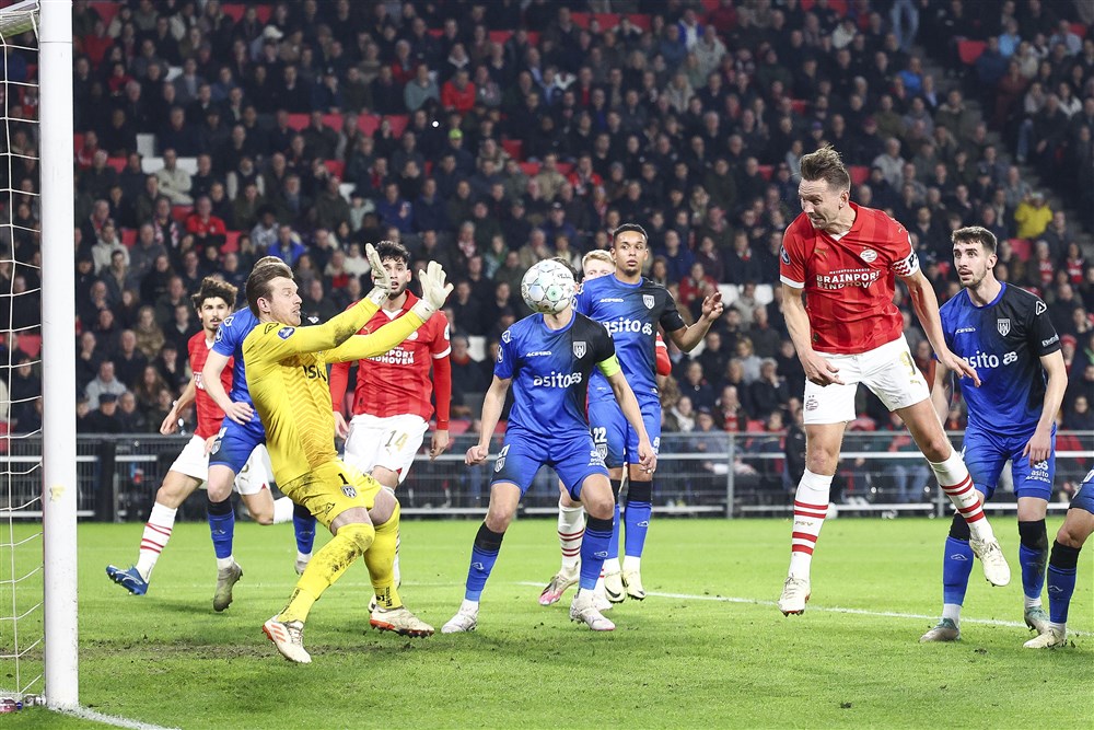 Kopspecialisten grote uitblinkers en zware onvoldoende voor Ajacied