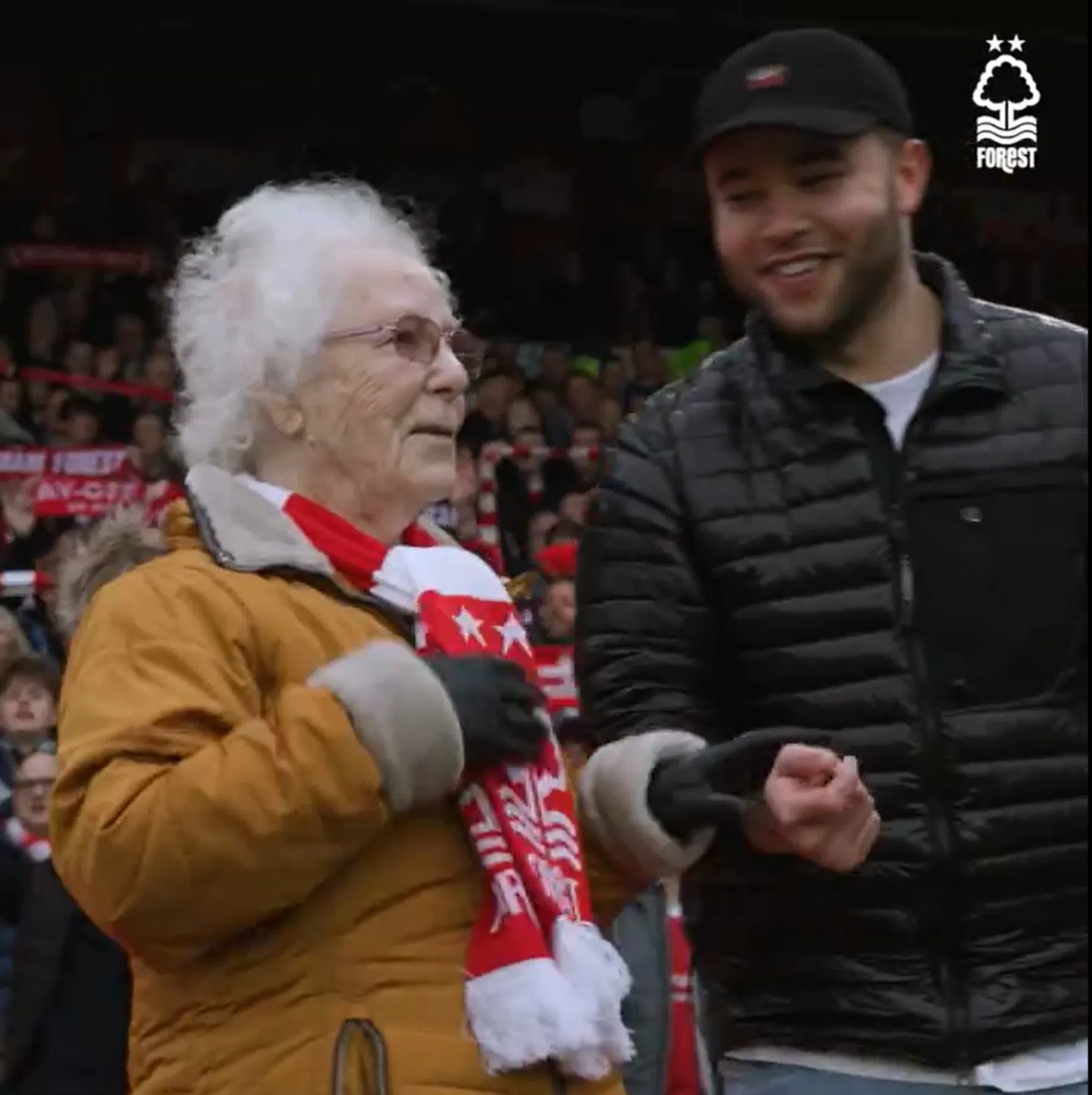 Prachtig: Nottingham Forest vervult grootste wens van stokoude supporter