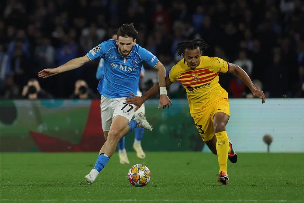 Barcelona schiet te vaak met losse flodders en houdt Napoli in race