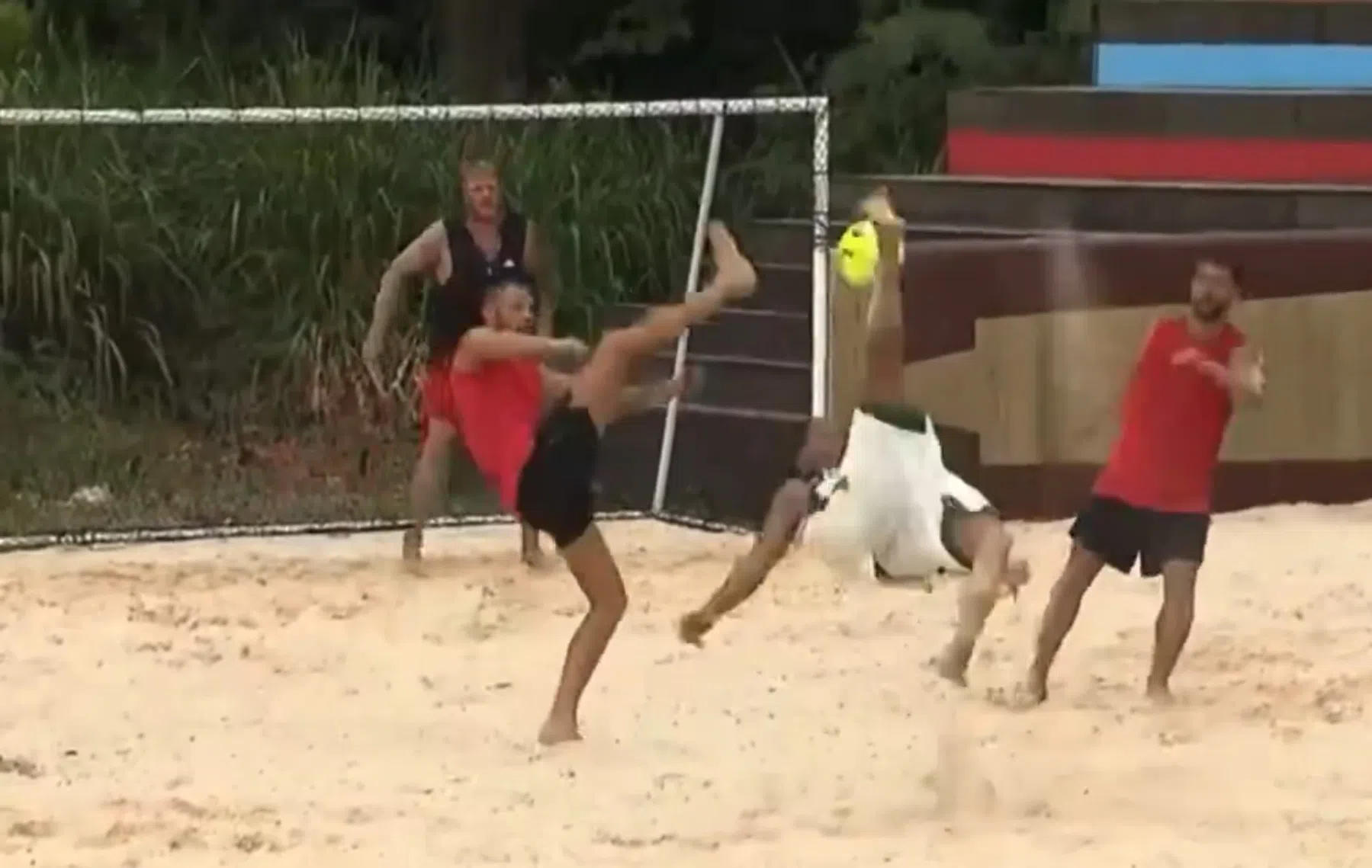 Ook op 43-jarige leeftijd gooit Ronaldinho er nog gewoon een omhaal uit