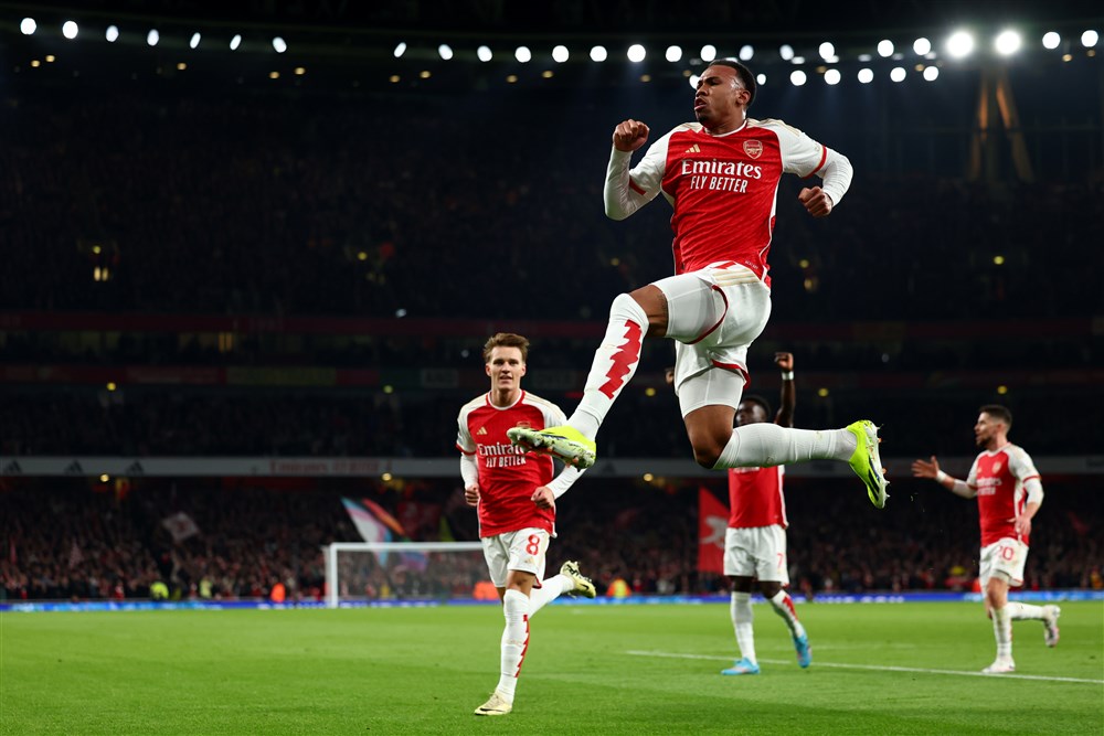 Arsenal spoelt CL-kater overtuigend weg, mede door eigen goal Botman