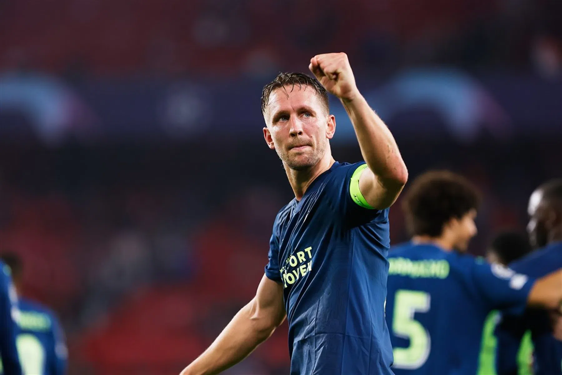 Luuk de Jong aast op treffer die hem in rijtje met Eredivisie-iconen brengt