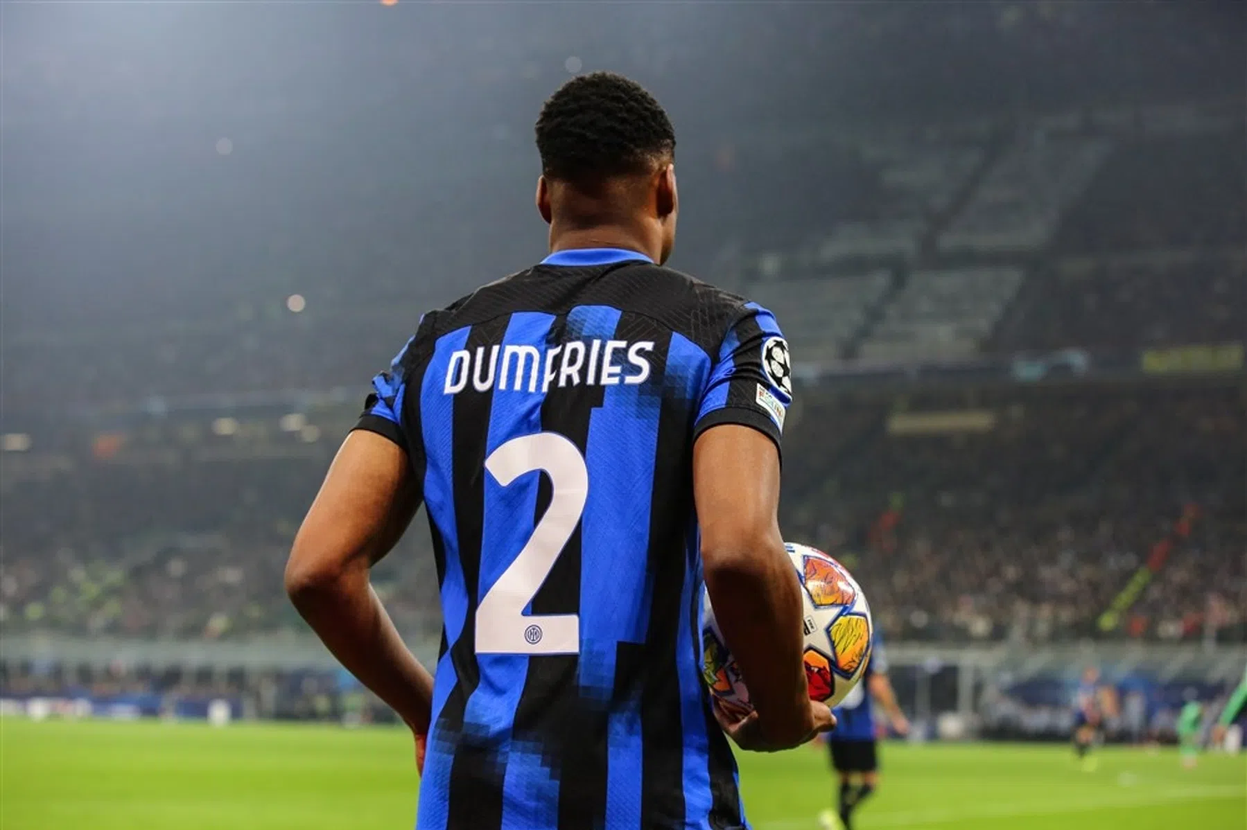 'Dumfries doet water bij de wijn en praat weer met Inter'