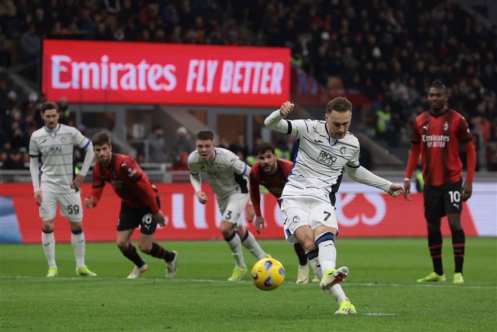 Koopmeiners laat Atalanta juichen met rake strafschop in Milaan